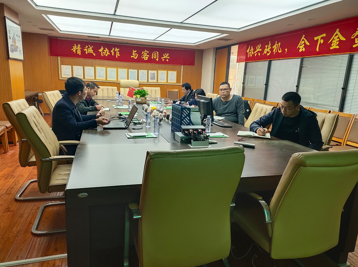 機器(qi)，電力，液(yè)壓都結(jie)合在一(yī)起，并由(you)PLC控制，并(bing)具有可(ke)選的鎖(suo)定密碼(mǎ)，以保護(hu)安全運(yùn)行