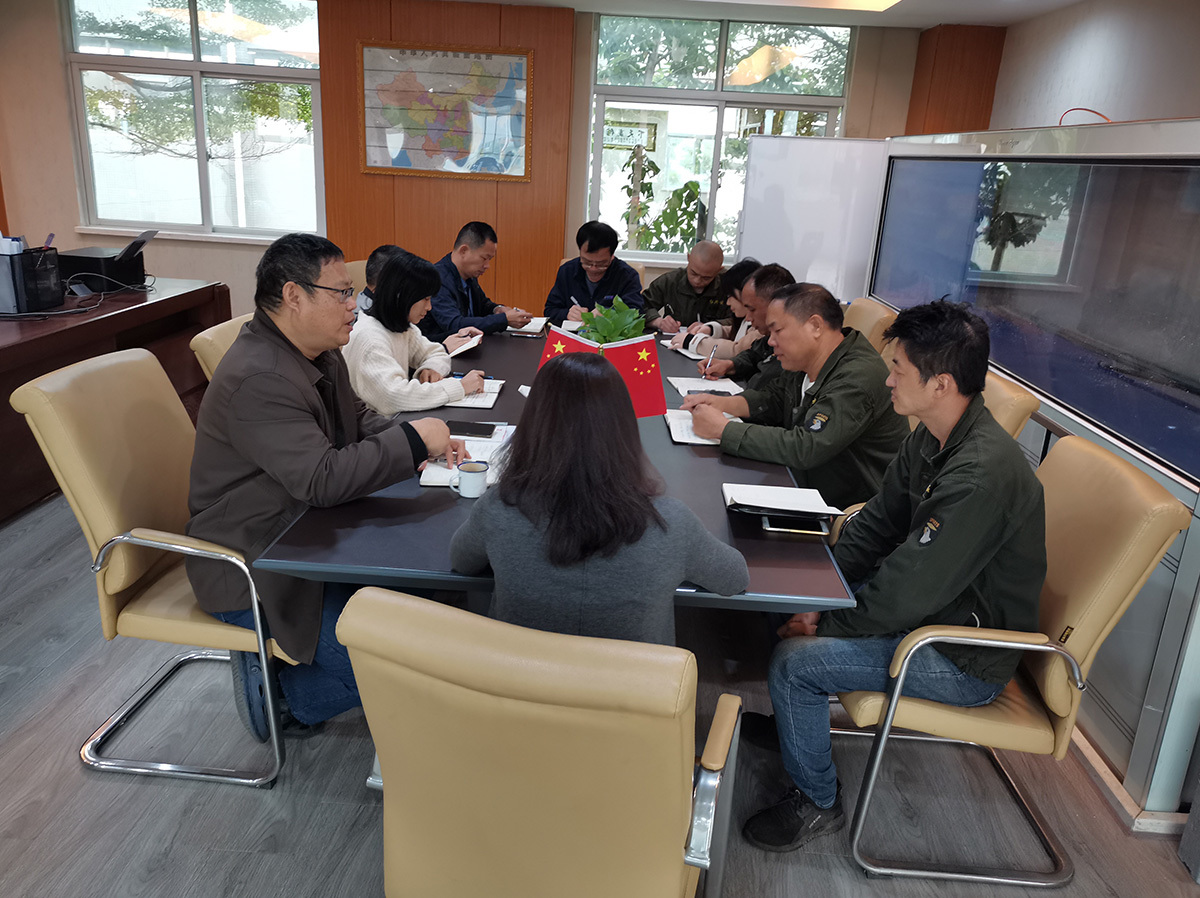 優秀(xiù)的設計(jì)，如采用(yong)自動托(tuō)盤進料(liào)系統，物(wù)料輸送(sòng)和布局(jú)系統