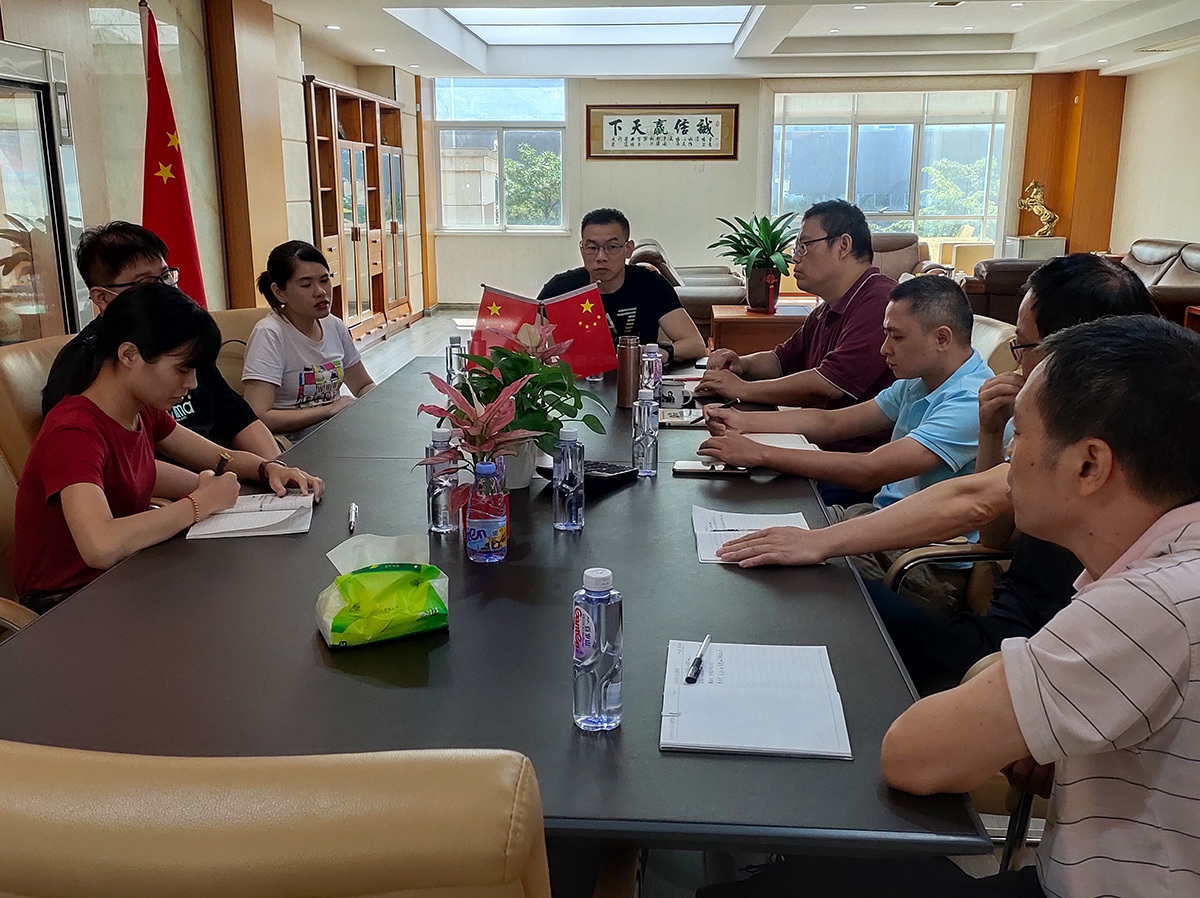 用途廣泛，可生産(chan)标準塊、空心砌塊(kuai)、輕質砌塊、路面砌(qi)塊等，更适用于批(pi)量生産标準塊和(he)空心砌塊。